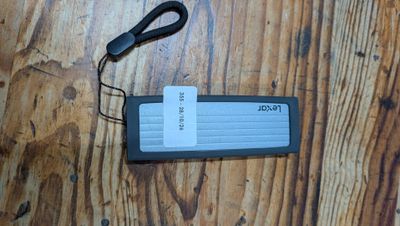 une image représentant un appareil portable posé sur une table en bois