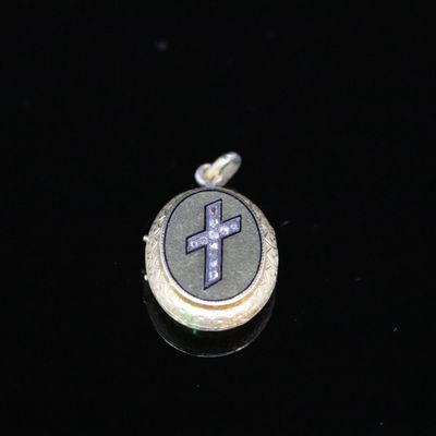 une image représentant une croix argentée sur fond noir