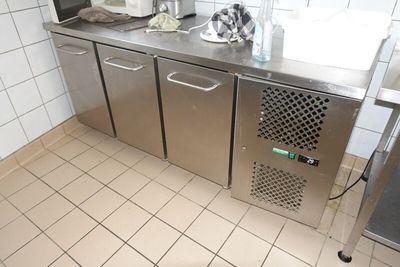 un comptoir en acier inoxydable dans une cuisine commerciale