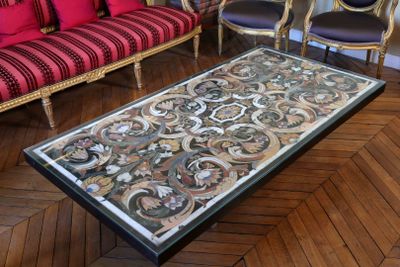une table basse posée à même le sol dans une pièce