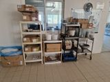 une pièce avec beaucoup de cartons et des cartons sur le sol
