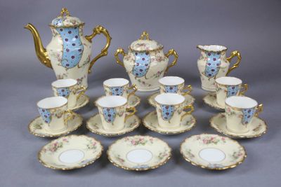 plusieurs tasses et soucoupes et une théière sur la table