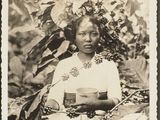 une vieille photo en noir et blanc représentant une femme tenant un livre