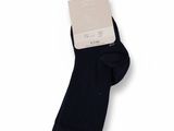 un gros plan sur une paire de chaussettes noires sur fond blanc