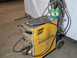 une machine posée sur le sol du garage