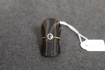 un anneau posé sur un objet noir