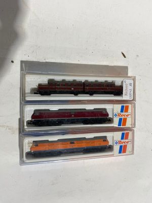 quatre wagons rangés dans une boîte posée sur la table