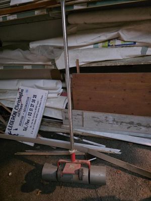 un tas de bric-à-brac par terre, à côté d'une pile de cartons