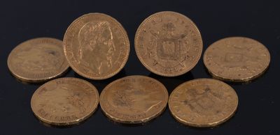 gros plan d'un paquet de pièces de monnaie posé sur une table