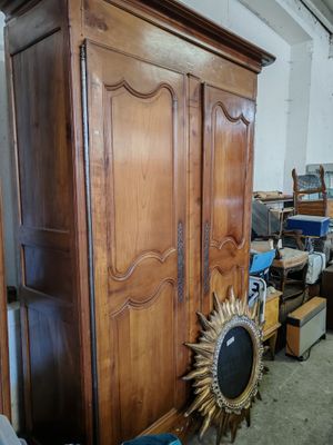 une armoire en bois ornée d'un motif en rayons de soleil sur le dessus