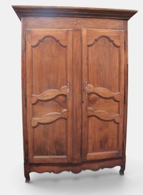 Armoire en bois naturel ouvrant par deux abattants moulurés …