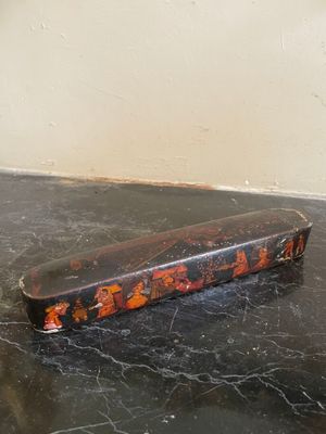 une mallette noire et orange posée sur une table noire