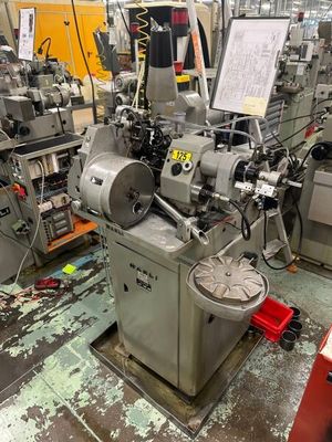 une machine posée à même le sol dans une usine