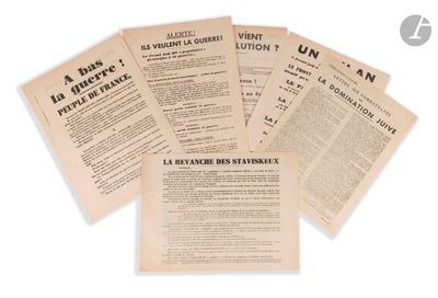 Plusieurs vieux journaux français sont empilés les uns sur les autres