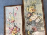 deux photos encadrées représentant des fleurs sur un fond bleu