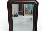 un miroir posé sur le sol devant un mur