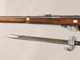 deux armes à feu et un couteau sur fond blanc