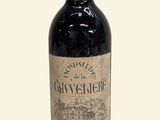 une bouteille de vin posée sur une table