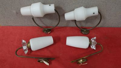 trois lampes blanches sont posées sur une nappe rouge