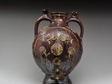 un vase avec un motif floral sur une table