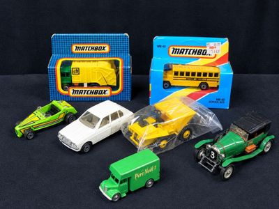 quatre petites voitures et un camion dans une boîte