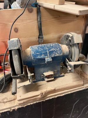 une machine posée sur une table