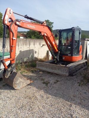 une petite pelleteuse qui se trouve dans la terre