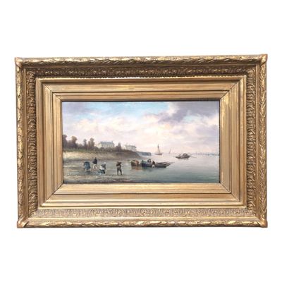 une peinture à l'huile représentant des personnes sur une plage avec des bateaux dans l'eau