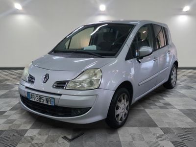 la photo d'une petite voiture argentée garée dans un garage