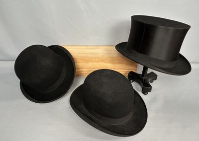 trois chapeaux posés au sommet d'un poteau en bois