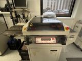 une machine qui se trouve dans le coin d'une pièce
