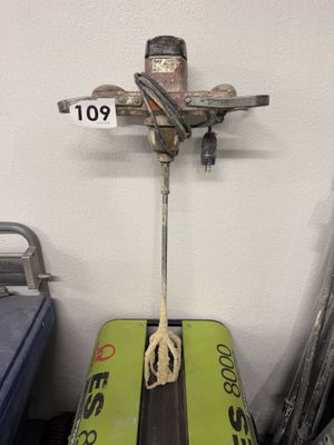 un ski vert et noir posé sur une valise
