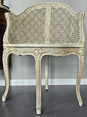 un banc blanc posé à côté d'une commode