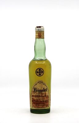 une photo d'une bouteille de tequila posée sur une surface blanche