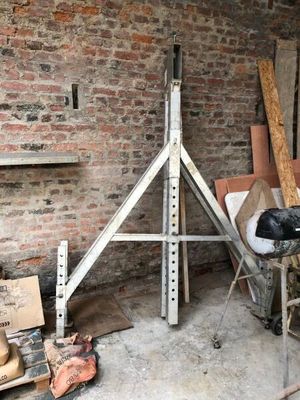 une image représentant une pièce dans laquelle se trouvent de nombreux outils