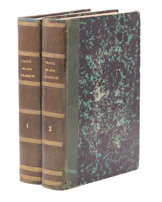 deux livres sont empilés l'un sur l'autre sur une surface blanche