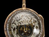 une image montrant un gros plan d'une montre de poche sur fond noir