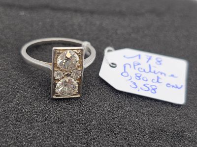 une bague en argent sertie de deux diamants, avec une étiquette de prix