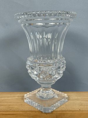 un vase en verre posé sur une table en bois