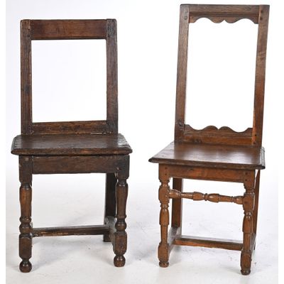 2 CHAISES ESCABELLE LOUIS XIII en chêne patiné. - Photo 1