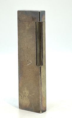 un briquet posé sur une surface blanche