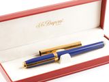 un stylo bleu dans une boîte rouge posée sur une surface blanche