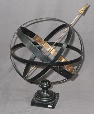 un objet métallique surmonté d'une flèche