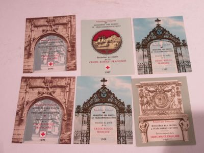 quatre cartes postales aux motifs et designs variés, sur fond blanc