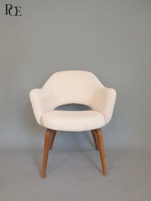 une chaise blanche avec des pieds en bois et une assise blanche