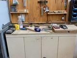 une armoire contenant des outils, dans un garage