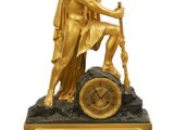 une image représentant une horloge en or avec la statue d'un homme tenant une épée