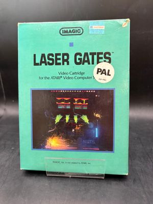 Un vieux jeu vidéo intitulé « Laser Gates » est posé sur une table.