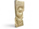 statue d'une femme portant un foulard sur fond blanc
