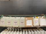 de nombreuses bouteilles de liquide sur une étagère dans un entrepôt